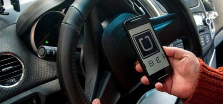 Conductores de Uber, Lyft ven caer sus ingresos